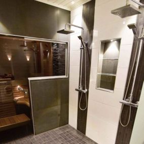 Nykyaikainen kylpyhuone ja sauna